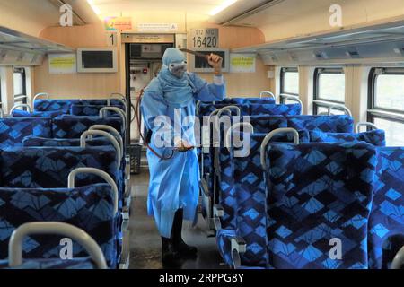 200317 -- COLOMBO, 17 marzo 2020 Xinhua -- Un operaio spruzza disinfettante per sanificare un treno come misura preventiva contro il COVID-19 in un cantiere ferroviario di Dematagoda a Colombo, Sri Lanka, 17 marzo 2020. Il numero totale di pazienti COVID-19 positivi in Sri Lanka è salito a 28 lunedì dopo che sono stati rilevati 10 pazienti, tra cui una ragazza di 13 anni, il Ministero della salute ha detto in una dichiarazione qui. Foto di Ajith Perera/Xinhua SRI LANKA-COLOMBO-COVID-19-RAILWAY PUBLICATIONxNOTxINxCHN Foto Stock