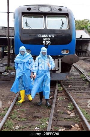 200317 -- COLOMBO, 17 marzo 2020 Xinhua -- due lavoratori si preparano a spruzzare disinfettante per sanificare un treno come misura preventiva contro il COVID-19 in un cantiere ferroviario di Dematagoda a Colombo, Sri Lanka, 17 marzo 2020. Il numero totale di pazienti COVID-19 positivi in Sri Lanka è salito a 28 lunedì dopo che sono stati rilevati 10 pazienti, tra cui una ragazza di 13 anni, il Ministero della salute ha detto in una dichiarazione qui. Foto di Ajith Perera/Xinhua SRI LANKA-COLOMBO-COVID-19-RAILWAY PUBLICATIONxNOTxINxCHN Foto Stock