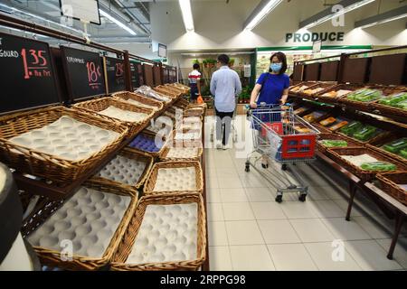 200317 -- SINGAPORE, 17 marzo 2020 Xinhua -- gli acquirenti camminano davanti agli scaffali di verdure fresche in un supermercato di Singapore il 17 marzo 2020. Singapore ha riportato 17 nuovi casi confermati di COVID-19, il più alto aumento di un giorno, portando il totale a 243, ha detto il Ministero della salute MOH lunedì. Foto di allora Chih Wey/Xinhua SINGAPORE-COVID-19-SUPERMERCATO PUBLICATIONxNOTxINxCHN Foto Stock