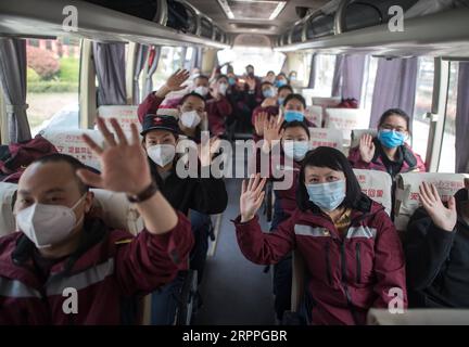 200317 -- WUHAN, 17 marzo 2020 -- i medici della provincia di Guizhou della Cina sud-occidentale salutano su un autobus a Wuhan, nella provincia di Hubei della Cina centrale, il 17 marzo 2020. Alcune squadre di assistenza medica hanno iniziato a lasciare la provincia di Hubei martedì come l'epidemia nella provincia duramente colpita è stata sottomessa. CHINA-WUHAN-COVID-19-MEDICS-PARTENZA CN XIAOXYIJIU PUBLICATIONXNOTXINXCHN Foto Stock