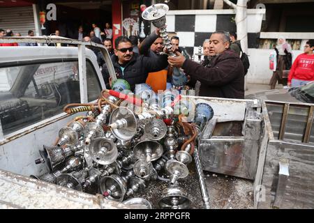 200317 -- CAIRO, 17 marzo 2020 -- la gente sposta tubi dell'acqua fumanti in un camion al Cairo, in Egitto, il 17 marzo 2020. I due governatorati più popolosi d'Egitto, il Cairo e Giza, vietati il lunedì di fumare tubi d'acqua nelle caffetterie e nei luoghi pubblici con l'intento di controllare la diffusione del coronavirus. EGITTO-CAIRO-COVID-19-MISURE AhmedxGomaa PUBLICATIONxNOTxINxCHN Foto Stock