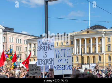 Manifestanti e segnali di fronte al Palazzo del governo durante la “fine del silenzio!” manifestazione contro il razzismo e il fascismo. Foto Stock