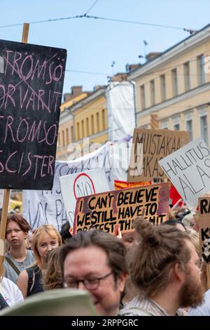 Manifestanti e segni in Piazza del Senato durante la 'fine del silenzio!' Manifestazione contro il razzismo e il fascismo nel governo finlandese. Foto Stock