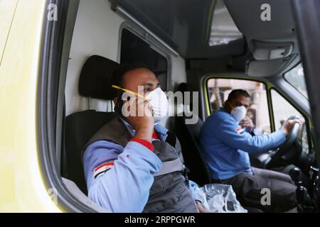200318 -- CAIRO, 18 marzo 2020 -- i membri del personale che indossano maschere per il viso siedono in un'ambulanza al Cairo, in Egitto, 17 marzo 2020. Dall'insorgenza del coronavirus, l'Egitto ha adottato un piano integrato che comprende misure di individuazione precoce, quarantena e trattamento, oltre a sensibilizzare l'opinione pubblica. EGYPT-CAIRO-COVID-19-DAILY LIFE AhmedxGomaa PUBLICATIONxNOTxINxCHN Foto Stock