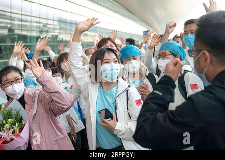 200318 -- PECHINO, 18 marzo 2020 -- i medici del comune di Tianjin della Cina settentrionale salutano prima della loro partenza a Wuhan, nella provincia di Hubei della Cina centrale, 17 marzo 2020. Alcune squadre di assistenza medica hanno iniziato a lasciare la provincia di Hubei martedì come l'epidemia nella provincia duramente colpita è stata sottomessa. XINHUA FOTO DEL GIORNO XiongxQi PUBLICATIONxNOTxINxCHN Foto Stock