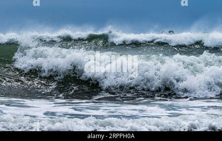 Tempeste, grandi onde e forte vento hanno colpito la costa del Mar Egeo alla fine della stagione balneare in Grecia Foto Stock