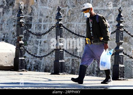 200318 -- L'AVANA, 18 marzo 2020 Xinhua -- Un pedone che indossa una maschera cammina lungo una strada a l'Avana, Cuba, 17 marzo 2020. Una nave da crociera che trasportava cinque passeggeri britannici risultati positivi alla COVID-19 ha raggiunto le acque territoriali cubane, ha detto martedì Jose Antonio Fernandez, vice capo delle comunicazioni presso il Ministero degli affari Esteri. I passeggeri interessati devono essere riportati nel proprio paese su quattro voli charter operati da British Airlines. Cuba accettò una richiesta del governo britannico di consentire alla nave da crociera MS Braemar di attraccare sull'isola dopo la sua svolta Foto Stock