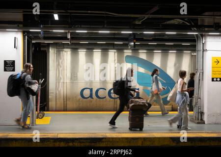 New York, New York, USA. 4 settembre 2023. I passeggeri salgono a bordo di un treno ad alta velocità Amtrak Acela, che serve Washington DC e Boston, presso la Moynihan Train Hall, un annesso alla stazione della Pennsylvania, situata nell'edificio dell'ufficio postale di Farley nel Midtown West. La Penn Station è la stazione ferroviaria più trafficata del Nord America, i pendolari regionali di Manhattan raggiungono le destinazioni di Long Island, New Jersey e Connecticut con la NJ Transit e la MTA Long Island Rail Road (LIRR), nonché i viaggiatori intercity lungo la linea regionale Amtrak Northeast. La stazione si trova sotto il MSG Madis Foto Stock