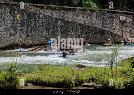 L'Olympian Evy Leibfarth che pratica lo slalom corre al Nantahala Outdoor Center vicino a Bryson City, North Carolina Foto Stock