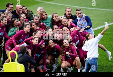 Foto del file datata 18-08-2023 dei giocatori spagnoli posa per un selfie con il capo-allenatore Jorge Vilda durante una sessione di allenamento. La federazione spagnola ha poi confermato che la capo-allenatore della squadra femminile, Jorge Vilda, era stata licenziata. Data di emissione: Martedì 5 settembre 2023. Foto Stock