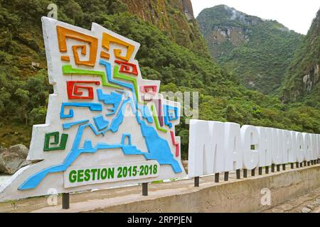 Città di Aguas Calientes ai piedi della Cittadella Inca di Machu Picchu, regione di Cusco, Perù, Sud America Foto Stock