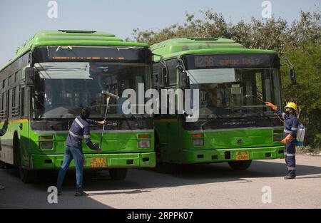 200318 -- NUOVA DELHI, 18 marzo 2020 -- i membri del personale spruzzano disinfettante agli autobus di nuova Delhi, India, 18 marzo 2020. Il numero di casi confermati di COVID-19 in India è salito a 147 mercoledì, ha detto il ministero federale della sanità dell'India. INDIA-NUOVA DELHI-COVID-19-DISINFEZIONE JavedxDar PUBLICATIONxNOTxINxCHN Foto Stock