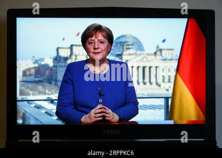 200318 -- BERLINO, 18 marzo 2020 -- foto scattata il 18 marzo 2020 mostra la cancelliera tedesca Angela Merkel che tiene un video discorso sul COVID-19 a Berlino, capitale della Germania. Il cancelliere tedesco Angela Merkel ha esortato la solidarietà tra i cittadini in un discorso di mercoledì sera, definendo il COVID-19 la più grande sfida della nazione dalla seconda guerra mondiale GERMANIA-BERLINO-MERKEL-COVID-19-VIDEO DISCORSO SHANXYUQI PUBLICATIONXNOTXINXCHN Foto Stock