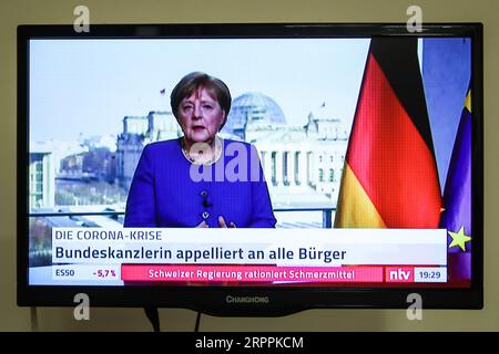 200318 -- BERLINO, 18 marzo 2020 -- foto scattata il 18 marzo 2020 mostra la cancelliera tedesca Angela Merkel che tiene un video discorso sul COVID-19 a Berlino, capitale della Germania. Il cancelliere tedesco Angela Merkel ha esortato la solidarietà tra i cittadini in un discorso di mercoledì sera, definendo il COVID-19 la più grande sfida della nazione dalla seconda guerra mondiale GERMANIA-BERLINO-MERKEL-COVID-19-VIDEO DISCORSO SHANXYUQI PUBLICATIONXNOTXINXCHN Foto Stock