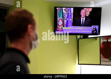 200319 -- PECHINO, 19 marzo 2020 -- Uno schermo in un ristorante mostra il presidente portoghese Marcelo Rebelo de Sousa che tiene un discorso nazionale trasmesso in televisione, a Lisbona, in Portogallo, il 18 marzo 2020. Il presidente portoghese Marcelo Rebelo de Sousa ha dichiarato mercoledì in un discorso nazionale trasmesso in televisione lo stato di emergenza nel tentativo di contenere la diffusione della COVID-19. Foto di /Xinhua XINHUA FOTO DEL GIORNO PedroxFiuza PUBLICATIONxNOTxINxCHN Foto Stock