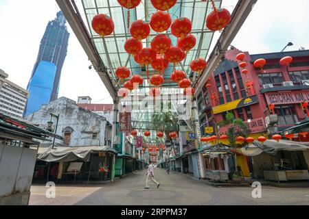 200319 -- Kuala Lumpur, 19 marzo 2020 -- Un uomo che indossa una maschera passeggia davanti a negozi chiusi a Kuala Lumpur, Malesia, 19 marzo 2020. La Malaysia ha annunciato giovedì 110 nuovi casi confermati di COVID-19, portando il numero totale di casi a 900, ha detto il Ministero della salute. Foto di Chong Voon Chung/Xinhua MALAYSIA-KUALA LUMPUR-COVID-19-CASES ZhangxWenzong PUBLICATIONxNOTxINxCHN Foto Stock