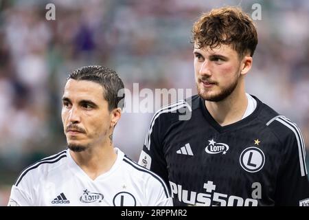 Josue Pesqueira (L) di Legia e Kacper Tobiasz (R) di Legia sono visti durante la partita polacca PKO Ekstraklasa League tra Legia Warszawa e Korona Kielce al Maresciallo Jozef Pilsudski Legia Varsavia Municipal Stadium.punteggio finale; Legia Warszawa 1:0 Korona Kielce. (Foto di Mikolaj Barbanell / SOPA Images/Sipa USA) Foto Stock