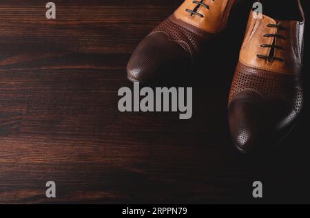 Scarpe da uomo su sfondo di legno marrone Foto Stock