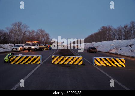 200319 -- NUR-SULTAN, 19 marzo 2020 Xinhua -- agenti di polizia kazaki installano barriere in un posto di blocco a Nur-Sultan, Kazakistan, 18 marzo 2020. Il Kazakistan ha bloccato le sue due città più grandi Nur-Sultan e Almaty dal 19 marzo per prevenire la diffusione del COVID-19 in altre parti del paese, la commissione di emergenza statale ha annunciato martedì. Il Kazakistan ha registrato 32 casi di coronavirus a partire da martedì, tutti segnalati a Norandino e Almaty. Foto di Kalizhan Ospanov/Xinhua KAZAKISTAN-COVID-19-CITIES-LOCK DOWN PUBLICATIONxNOTxINxCHN Foto Stock