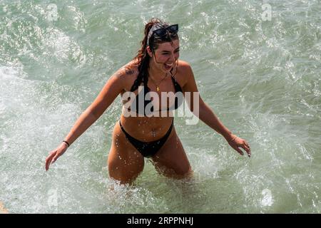 Londra, Regno Unito. 5 settembre 2023. Una Mini onda di calore tarda estate/inizio autunno, conosciuta anche come estate indiana, porta al sole e porta la gente alla spiaggia di Brighton. Crediti: Guy Bell/Alamy Live News Foto Stock