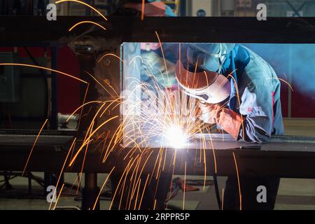 200321 -- PECHINO, 21 marzo 2020 -- Un lavoratore conduce saldature in una fabbrica della CRRC Zhuzhou Locomotive Co., Ltd. A Zhuzhou, nella provincia di Hunan, Cina centrale, 3 marzo 2020. Foto di /Xinhua Xinhua titoli: Fabbriche cinesi ruggenti in pieno svolgimento per stabilizzare la catena di fornitura globale ChenxSihan PUBLICATIONxNOTxINxCHN Foto Stock