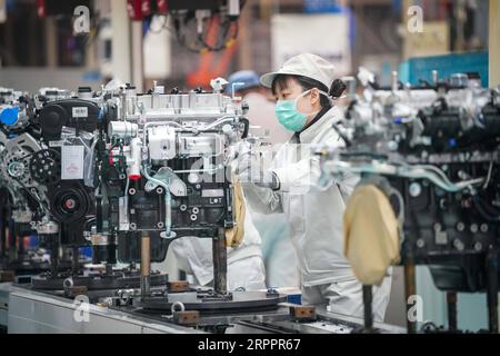 200321 -- PECHINO, 21 marzo 2020 -- Una donna lavora in una fabbrica della Harbin Dongan Automotive Engine Manufacturing Co., Ltd a Harbin, capitale della provincia di Heilongjiang nel nord-est della Cina, 10 marzo 2020. Titoli Xinhua: Le fabbriche cinesi ruggenti in piena attività per stabilizzare la catena di fornitura globale WangxSong PUBLICATIONxNOTxINxCHN Foto Stock