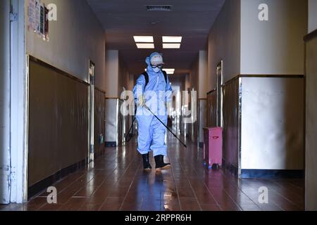 200321 -- PECHINO, 21 marzo 2020 -- Un membro del personale disinfetta il corridoio di un punto di osservazione sanitario convertito da un hotel nel distretto di Longgang di Shenzhen, provincia del Guangdong della Cina meridionale, 27 febbraio 2020. Titoli di Xinhua: Fabbriche cinesi ruggenti in piena attività per stabilizzare la catena di fornitura globale MaoxSiqian PUBLICATIONxNOTxINxCHN Foto Stock