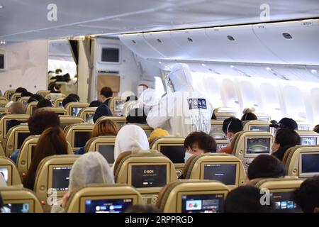 200321 -- PECHINO, 21 marzo 2020 -- i doganieri ispezionano un volo in entrata all'aeroporto internazionale Capital di Pechino, capitale della Cina, 18 marzo 2020. A partire dal 10 marzo, l’aeroporto internazionale di Pechino capitale ha designato la zona D del Terminal 3 come zona speciale per i voli in entrata, poiché Pechino ha intensificato gli sforzi per ridurre al minimo il rischio di casi di COVID-19 importati. CHINA-BEIJING-COVID-19-PREVENZIONE DEI VOLI IN ENTRATA CN CHENXZHONGHAO PUBLICATIONXNOTXINXCHN Foto Stock