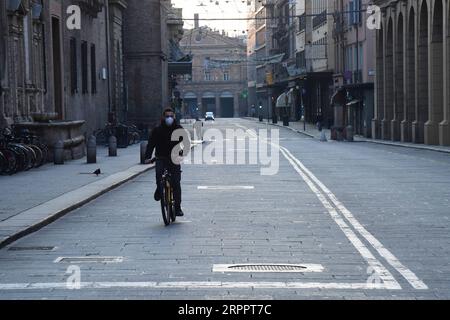 200321 -- BOLOGNA ITALIA, 21 marzo 2020 Xinhua -- Un uomo che indossa una maschera per il viso cavalca una bicicletta a Bologna, Italia, 21 marzo 2020. L'Italia ha segnalato 6.557 nuovi casi di coronavirus sabato, portando il totale a 53.578 da quando la pandemia è scoppiata per la prima volta nel suo nord il 21 febbraio, secondo gli ultimi dati forniti dal Dipartimento della protezione civile che gestisce l'emergenza COVID-19. Foto di Gianni Schicchi/Xinhua ITALIA-BOLOGNA-COVID-19-CASES PUBLICATIONxNOTxINxCHN Foto Stock