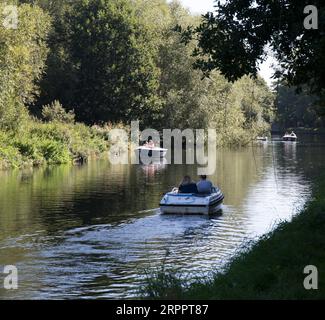 Noleggio di barche elettriche, River Lea Broxbourne, Hertfordshire Foto Stock