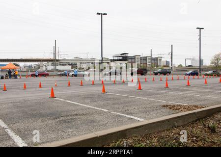 200322 -- DALLAS, 22 marzo 2020 Xinhua -- la gente aspetta dentro le auto per essere testata in un drive-through COVID-19 sito di test a Dallas, Texas, Stati Uniti, 21 marzo 2020. Il numero di casi di COVID-19 negli Stati Uniti ha superato i 20.000 posti alle 13:30, Eastern Standard Time di sabato 1730 GMT, secondo il Center for Systems Science and Engineering CSSE della Johns Hopkins University. Foto di Dan Tian/Xinhua U.S.-TEXAS-DALLAS-COVID-19-TESTING SITES PUBLICATIONxNOTxINxCHN Foto Stock