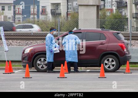 200322 -- DALLAS, 22 marzo 2020 Xinhua -- il personale lavora in un drive-through COVID-19 sito di test a Dallas, Texas, Stati Uniti, 21 marzo 2020. Il numero di casi di COVID-19 negli Stati Uniti ha superato i 20.000 posti alle 13:30, Eastern Standard Time di sabato 1730 GMT, secondo il Center for Systems Science and Engineering CSSE della Johns Hopkins University. Foto di Dan Tian/Xinhua U.S.-TEXAS-DALLAS-COVID-19-TESTING SITES PUBLICATIONxNOTxINxCHN Foto Stock