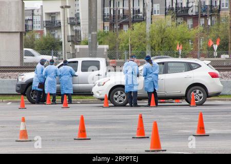 200322 -- DALLAS, 22 marzo 2020 Xinhua -- il personale lavora in un drive-through COVID-19 sito di test a Dallas, Texas, Stati Uniti, 21 marzo 2020. Il numero di casi di COVID-19 negli Stati Uniti ha superato i 20.000 posti alle 13:30, Eastern Standard Time di sabato 1730 GMT, secondo il Center for Systems Science and Engineering CSSE della Johns Hopkins University. Foto di Dan Tian/Xinhua U.S.-TEXAS-DALLAS-COVID-19-TESTING SITES PUBLICATIONxNOTxINxCHN Foto Stock