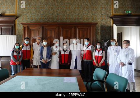 200322 -- PAVIA, 22 marzo 2020 -- l'equipe medica cinese posa per una foto di gruppo con i medici che lavorano all'ospedale Pavia di Pavia, Italia, 21 marzo 2020. L'equipe medica cinese in Italia è partita da Padova a Pavia venerdì e sabato per contribuire a combattere l'epidemia di COVID-19. ITALIA-PAVIA-COVID-19-SQUADRA MEDICA CINESE CHENGXTINGTING PUBLICATIONXNOTXINXCHN Foto Stock