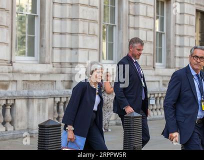 Londra, regno unito, 5 settembre 2023 l'ex primo ministro Theresa May è vista lasciare l'ufficio del Gabinetto dopo aver incontrato il credito Richard Lincoln/Alamy Live News Foto Stock