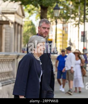 Londra, Regno Unito. , . L'ex primo ministro Theresa May è vista lasciare l'ufficio del governo dopo l'incontro credito: Richard Lincoln/Alamy Live News Foto Stock