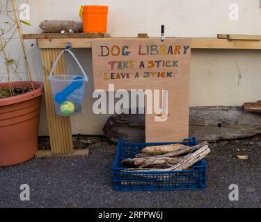 Dog Library a Lee, in Solent Hampshire, Inghilterra, prendi un bastone e lascia un bastone Foto Stock
