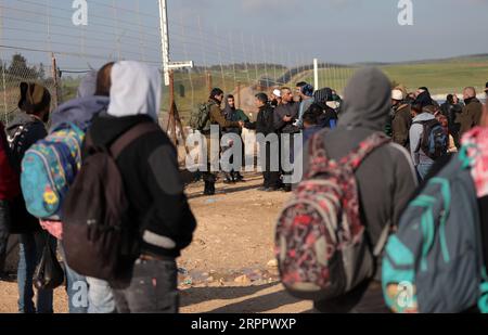 200322 -- HEBRON, 22 marzo 2020 -- i lavoratori palestinesi cercano di entrare in Israele attraverso un checkpoint tra la città di Hebron e Beersheva in Cisgiordania, 22 marzo 2020. Sabato scorso le autorità israeliane hanno annunciato in ritardo che tutti i valichi da e per Israele saranno chiusi per limitare la diffusione della COVID-19. Un totale di 53 palestinesi sono stati infettati dal virus dal 5 marzo, e 17 di loro si sono ripresi, il ministero della salute in Cisgiordania ha detto all'inizio di sabato. Foto di Mamoun Wazwaz/Xinhua MIDEAST-HEBRON-CROSSING POINTS-CLOSURE-WORKERS xiongsihao PUBLICATIONxNOTxINxCHN Foto Stock
