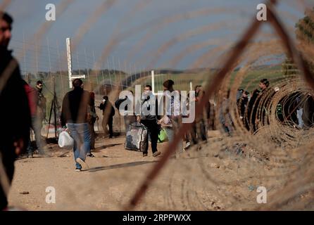 200322 -- HEBRON, 22 marzo 2020 -- i lavoratori palestinesi cercano di entrare in Israele attraverso un checkpoint tra la città di Hebron e Beersheva in Cisgiordania, 22 marzo 2020. Sabato scorso le autorità israeliane hanno annunciato in ritardo che tutti i valichi da e per Israele saranno chiusi per limitare la diffusione della COVID-19. Un totale di 53 palestinesi sono stati infettati dal virus dal 5 marzo, e 17 di loro si sono ripresi, il ministero della salute in Cisgiordania ha detto all'inizio di sabato. Foto di Mamoun Wazwaz/Xinhua MIDEAST-HEBRON-CROSSING POINTS-CLOSURE-WORKERS xiongsihao PUBLICATIONxNOTxINxCHN Foto Stock