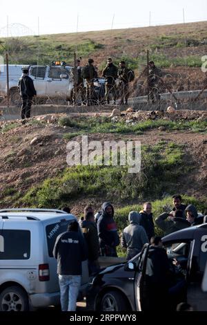 200322 -- HEBRON, 22 marzo 2020 -- i lavoratori palestinesi cercano di entrare in Israele attraverso un checkpoint tra la città di Hebron e Beersheva in Cisgiordania, 22 marzo 2020. Sabato scorso le autorità israeliane hanno annunciato in ritardo che tutti i valichi da e per Israele saranno chiusi per limitare la diffusione della COVID-19. Un totale di 53 palestinesi sono stati infettati dal virus dal 5 marzo, e 17 di loro si sono ripresi, il ministero della salute in Cisgiordania ha detto all'inizio di sabato. Foto di Mamoun Wazwaz/Xinhua MIDEAST-HEBRON-CROSSING POINTS-CLOSURE-WORKERS xiongsihao PUBLICATIONxNOTxINxCHN Foto Stock