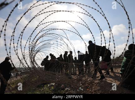 200322 -- HEBRON, 22 marzo 2020 -- i lavoratori palestinesi cercano di entrare in Israele attraverso un checkpoint tra la città di Hebron e Beersheva in Cisgiordania, 22 marzo 2020. Sabato scorso le autorità israeliane hanno annunciato in ritardo che tutti i valichi da e per Israele saranno chiusi per limitare la diffusione della COVID-19. Un totale di 53 palestinesi sono stati infettati dal virus dal 5 marzo, e 17 di loro si sono ripresi, il ministero della salute in Cisgiordania ha detto all'inizio di sabato. Foto di Mamoun Wazwaz/Xinhua MIDEAST-HEBRON-CROSSING POINTS-CLOSURE-WORKERS xiongsihao PUBLICATIONxNOTxINxCHN Foto Stock