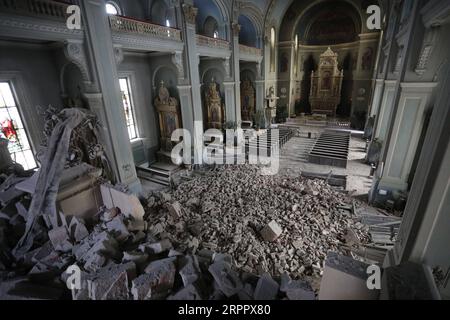 News Bilder des Tages 200323 -- ZAGABRIA, 23 marzo 2020 -- foto scattata il 22 marzo 2020 mostra detriti nella cattedrale di Zagabria dopo un terremoto a Zagabria, capitale della Croazia. Un terremoto di magnitudo 5,3 ha colpito la capitale croata qui domenica alle 6:24 ora locale 0524 GMT, secondo il Centro sismologico europeo del Mediterraneo. Secondo le autorità locali della protezione civile, il terremoto ha causato gravi danni materiali nella città, soprattutto nel centro di Zagabria, dove le mura e i soffitti sono stati danneggiati e le auto parcheggiate lungo le strade sono state distrutte da mattoni caduti. Borna Filic/ Foto Stock