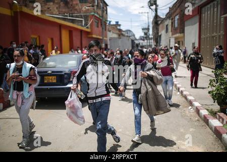 200323 -- BOGOTÀ, 23 marzo 2020 Xinhua -- famiglie di prigionieri si dirigono verso la prigione dove si è verificata una tentata fuga di prigione a Bogotà, Colombia, 22 marzo 2020. Un tentativo di evasione carceraria nella capitale colombiana Bogotà ha lasciato 23 detenuti morti e altri 83 feriti, di cui 32 ricoverati in ospedale, ha detto domenica il ministro della giustizia Margarita Cabello. Sette guardie carcerarie e funzionari appartenenti al Penitenziario Nazionale e Istituto carcerario INPEC sono rimasti feriti, due dei quali criticamente, ha detto Cabello. Foto di Jhon Paz/Xinhua COLOMBIA-BOGOTÀ-PRISON BREAK PUBLICATIONxNOTxINxCHN Foto Stock