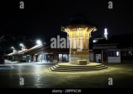 200323 -- SARAJEVO, 23 marzo 2020 Xinhua -- foto scattata il 22 marzo 2020 mostra la piazza vuota di Bascarsija a Sarajevo, Bosnia ed Erzegovina. Il numero totale di casi di COVID-19 in Bosnia-Erzegovina è salito a 125 la domenica dalle 94 del giorno precedente, dopo che sono stati segnalati 31 nuovi casi nella Republika Srpska RS, una delle due entità della Bosnia-Erzegovina. Foto di Nedim Grabovica/Xinhua BOSNIA-ERZEGOVINA-SARAJEVO-COVID-19 PUBLICATIONxNOTxINxCHN Foto Stock