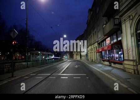 200323 -- SARAJEVO, 23 marzo 2020 Xinhua -- foto scattata il 22 marzo 2020 mostra una strada vuota a Sarajevo, Bosnia ed Erzegovina. Il numero totale di casi di COVID-19 in Bosnia-Erzegovina è salito a 125 la domenica dalle 94 del giorno precedente, dopo che sono stati segnalati 31 nuovi casi nella Republika Srpska RS, una delle due entità della Bosnia-Erzegovina. Foto di Nedim Grabovica/Xinhua BOSNIA-ERZEGOVINA-SARAJEVO-COVID-19 PUBLICATIONxNOTxINxCHN Foto Stock