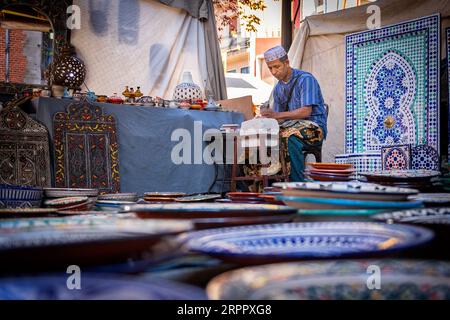 Laboratorio di artigianato marocchino, insieme a un lavoratore sullo sfondo, circondato dai loro prodotti. Fotografia scattata il 2 settembre 2023 nella città di Av Foto Stock