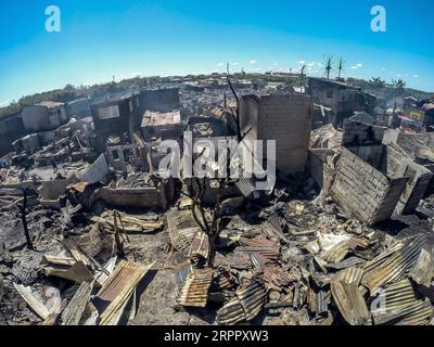 News Bilder des Tages 200323 -- BACOOR CITY, 23 marzo 2020 -- gli edifici carbonizzati sono stati visti dopo un incendio in una zona slum a Bacoor City, nelle Filippine, il 23 marzo 2020. FILIPPINE-BACOOR-RESIDENTIAL FIRE-AFTERMATH ROUELLExUMALI PUBLICATIONxNOTxINxCHN Foto Stock