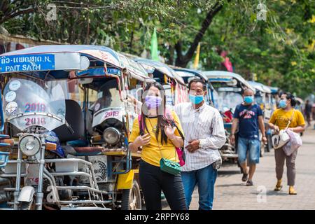 200323 -- VIENTIANE, 23 marzo 2020 -- le persone che indossano maschere facciali sono viste per strada a Vientiane, Laos, 23 marzo 2020. I Laos hanno adottato misure preventive contro la COVID-19, nonostante non vi sia alcun caso confermato di infezione da virus in Laos. Foto di Kaikeo Saiyasane/Xinhua LAOS-VIENTIANE-COVID19-DAILY LIFE ZhangxJianhua PUBLICATIONxNOTxINxCHN Foto Stock