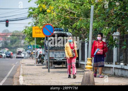 200323 -- VIENTIANE, 23 marzo 2020 -- le persone che indossano maschere facciali sono viste per strada a Vientiane, Laos, 23 marzo 2020. I Laos hanno adottato misure preventive contro la COVID-19, nonostante non vi sia alcun caso confermato di infezione da virus in Laos. Foto di Kaikeo Saiyasane/Xinhua LAOS-VIENTIANE-COVID19-DAILY LIFE ZhangxJianhua PUBLICATIONxNOTxINxCHN Foto Stock