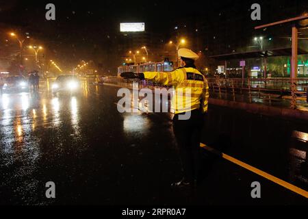 200324 - BUCAREST, 24 marzo 2020 Xinhua - Un poliziotto rumeno controlla le persone per strada di Bucarest, Romania, 23 marzo 2020. La Romania domenica ha registrato i primi due decessi per COVID-19, la malattia causata dal nuovo coronavirus, mentre il totale dei casi confermati è salito a 433. Foto di Cristian Cristel/Xinhua ROMANIA-BUCAREST-COVID-19 PUBLICATIONxNOTxINxCHN Foto Stock